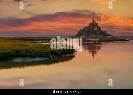 Mont Saint-Michel, Normandia, Francia; 13 settembre 2020 - una vista di Mont Saint-Michel al tramonto, Normandia, Francia Foto Stock