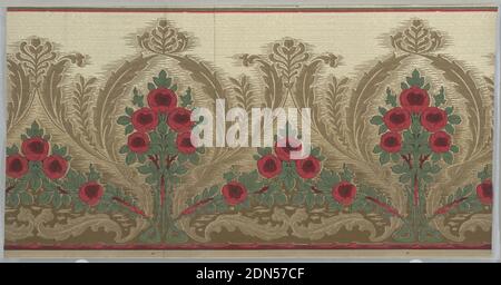 Fregio, carta stampata a macchina, fregio con influenze Art Nouveau e Arti e Artigianato. Il pannello presenta alti bouquet di fiori arancioni stilizzati e arrotondati con foglie verdi a forma di vanga. I gambi sul fondo dei bouquet si torcono e crescono in raggruppamenti triangolari degli stessi fiori. Motivi fogliati in oro circondano i fiori e le foglie, mentre un motivo a spina di pesce aggiunge consistenza dietro la vegetazione. Il disegno è stampato in tonalità di arancio, verde e oro su una superficie beige., USA, 1905–1915, Wallcoverings, Frieze Foto Stock