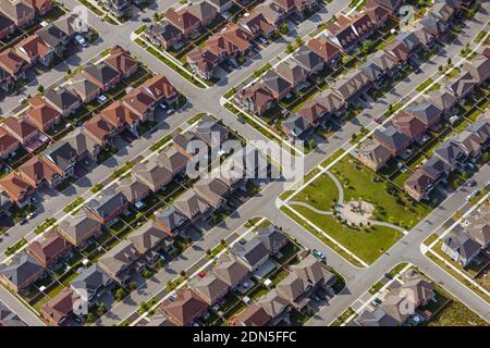 Una vista aerea di una comunità residenziale suburbana con un parco. Foto Stock