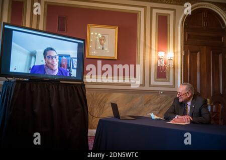 Chuck Schumer (democratico di New York), leader delle minoranze del Senato degli Stati Uniti, incontra virtualmente il candidato del Presidente eletto Biden per il Segretario per l'edilizia abitativa e lo sviluppo urbano, il Rappresentante degli Stati Uniti marcia Fudge (democratico dell'Ohio) al Campidoglio degli Stati Uniti a Washington, DC, giovedì 17 dicembre 2020. Credito: Rod Lammey/CNP /MediaPunch Foto Stock