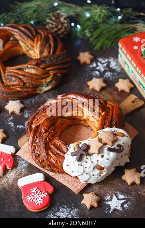 Dolce pane Wreath decorato con biscotti stelle. Brioche al miele con cioccolato e noci. Ricette di vacanza. Pane intrecciato. Pane Twist alla cannella W Foto Stock