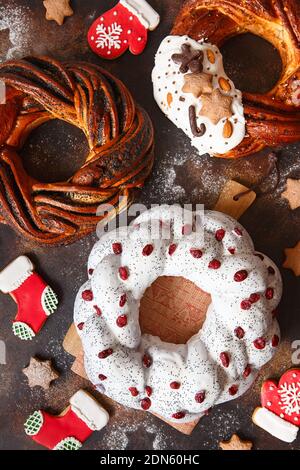 Dolce pane Wreath decorato con biscotti stelle. Brioche al miele con cioccolato e noci. Ricette di vacanza. Pane intrecciato. Pane Twist alla cannella W Foto Stock