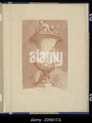 Plate 9, Livre de vasi (Libro di vasi), François Boucher, francese, 1703 – 1770, A. Bouchet, francese, attivo ca. 1730-1740, Gabriel Huquier, francese, 1695–1772, incisione in inchiostro rosso su carta crema, Folio 9, lastra 9 di una serie di 12. Progettazione di un vaso curvante influenzato da forme a guscio da eseguire in metallo, posto su un piedistallo. Sul corpo, un putto allungato che si allunga, fiori e foglie che circondano la figura. Sul coperchio, due putti da gioco. Una forma simile a un serpente o a una coda avvolta intorno alla base., Parigi, Francia, ca. 1738, metallurgia, stampa rilegata Foto Stock