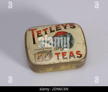 Pubblicità per 'Tetley's tea', stagno placcato, smalto, angoli rettangolari, arrotondati, con decorazione stampata a trasferimento sul coperchio, inscritta 'Tetley's tea' in grande rosso e nero tipo-faccia, evidenziata in giallo, con immagine centrale della testa di elefante blu con fazzoletto rosso, l'elefante tiene alla fine della scatola di tronco arricciata su una corda, La scritta "Indian Ceylon", riportata sopra la casella, riporta la dicitura "marchio commerciale", il tutto su terreno biancastro, bordi, lati e parte inferiore in oro. Coperchio incernierato sul retro. Attaccante sul lato inferiore., fine del 19 ° secolo, contenitori, Arti decorative, Matchsafe Foto Stock