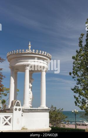 Russia, Crimea, Feodosia 18 settembre 2020-la statua di Venere di Milo nel gazebo-rotunda al Dacha Milos su Aivazovsky Avenue, costruito nella re Foto Stock