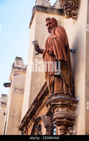 Statua in terracotta del XVI secolo alla Puerta del Perdon o porta del perdono alla Cattedrale di Siviglia, in Spagna. Foto Stock