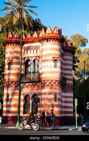 Il Costurero de la Reina, piccolo castello esagonale di guardia con torrette e architettura moresca a Siviglia, Spagna. Foto Stock