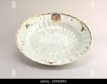 Caricabatterie, dal Swan Service ('Schwanenservice'), fabbrica di porcellane Meissen, tedesco, attivo dal 1710 ad oggi, Heinrich Graf von Brühl, tedesco, 1700 - 1763, porcellana in pasta dura, smalto vetroso, oro, modellato con due cigni nuotati in acqua ruvida tra pesci e conchiglie e fiancheggiati da torrefici, un airone guado con un pesce nel suo becco un altro in volo sopra, su un terreno a spirale montato a conchiglia. Decorato con un bordo dorato e un grande stemma in alto sotto il confine., Germania, ca. 1738, ceramica, arti decorative, caricabatterie Foto Stock