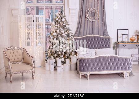 Gli eleganti interni delle camere da letto di Capodanno sono decorati in colori bianco e grigio. Foto Stock