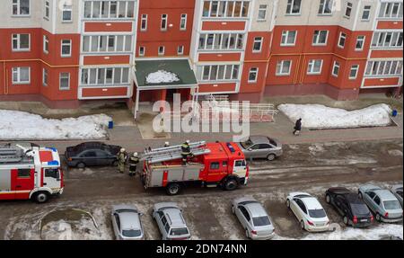 Motore antincendio nel cortile di un edificio residenziale a più piani in inverno. Foto Stock