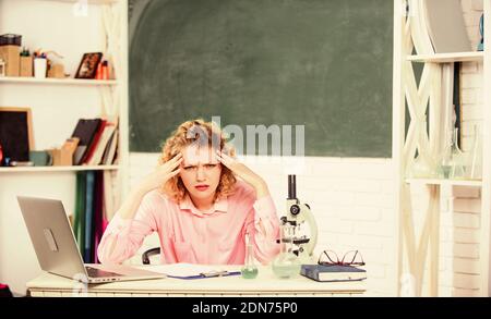 Pressione tesa nervoso. Insegnante di professione stressante. Scienziato stressante. Ragazza stanco stressante espressione con laptop e microscopio inchiesta lavoro biologia e chimica. Educatore stressante. Foto Stock