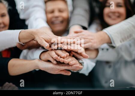 gruppo di uomini d'affari diversi che mostrano la loro unità. Foto Stock