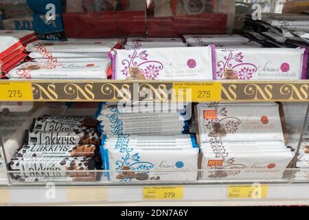 Le barrette di cioccolato si trovano su una mensola del supermercato in Islanda Foto Stock