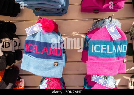 Iceland Lana Bobble Cappelli Toques Beanies in vendita su an Negozio di souvenir turistico islandese Inverno cappelli in lana lavorato a maglia Mostra Shop Foto Stock