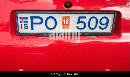 Primo piano di UNA targa di immatricolazione della patente di auto  posteriore su Un veicolo rosso in Islanda Foto stock - Alamy