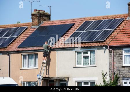 Installazione di pannelli solari fotovoltaici sul tetto di terrazze Casa a Londra Inghilterra Regno Unito Foto Stock