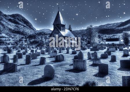 Antico cimitero storico scozzese con antiche tombe in un campo d'erba di notte. Chiesa romana di legno nelle Highlands scozzesi occidentali, Scozia, Uniti Foto Stock