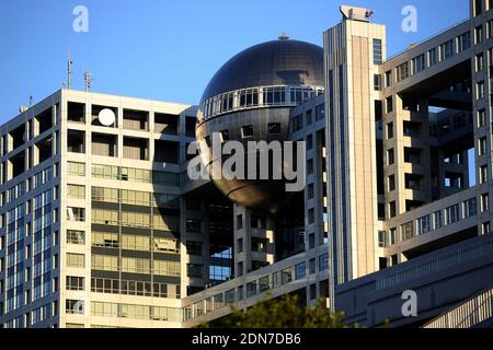 ODAIBA, TOKYO-CIRCA la terza e attuale sede della Fuji TV a Odaiba, conosciuta per la sua architettura unica da Kenzo Tange Foto Stock