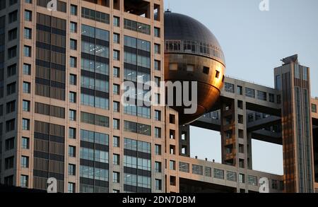 ODAIBA, TOKYO-CIRCA la terza e attuale sede della Fuji TV a Odaiba, conosciuta per la sua architettura unica da Kenzo Tange Foto Stock