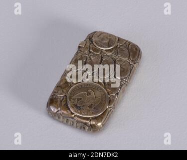 Monete su Simulated Alligator Skin, Gorham Manufacturing Company, Providence, Rhode Island, USA, fondata nel 1818, Argento, angoli e lati oblungi e arrotondati, con un terreno complessivo di pelle di alligatore simulata, sulla cui sommità sono sovrapposte monete d'argento; La facciata presenta una moneta da un quarto di dollaro in basso a destra, con aquila americana, incisa negli Stati Uniti d'America, una moneta più piccola sul coperchio in alto a sinistra con l'immagine indossata di una Lady Liberty, datata 1853 sotto; Il retro presenta una moneta più grande in basso a destra con l'immagine di una Lady Liberty seduta, datata 1877 sotto, un piccolo dime sul coperchio in alto a sinistra. Foto Stock