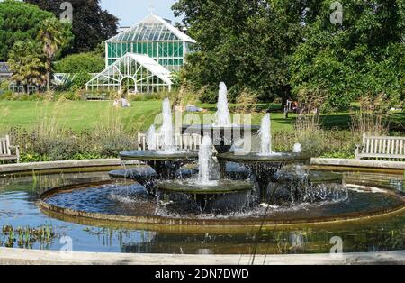 Fountain in Cambridge University Botanic Garden a Cambridge, Inghilterra Regno Unito Foto Stock