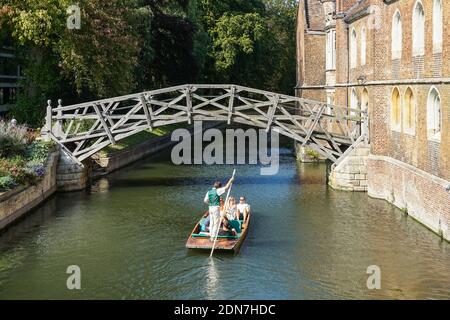 Turisti a bordo di punt sul fiume Cam sotto il ponte matematico A Cambridge Cambridgeshire Inghilterra Regno Unito Regno Unito Foto Stock