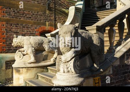 Sculture animali all'ingresso del Sedgwick Museum of Earth Sciences, Cambridge Cambridgeshire England United Kingdom Foto Stock