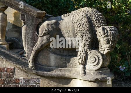 Sculture animali all'ingresso del Sedgwick Museum of Earth Sciences, Cambridge Cambridgeshire England United Kingdom Foto Stock