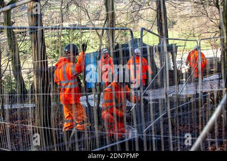 Aylesbury vale, Buckinghamshire, Regno Unito. 17 dicembre 2020. Gli HS2 stavano mettendo in atto ancora più alta recinzione di sicurezza oggi intorno a parte degli anicent boschi di Jones Hill Wood per tenere fuori i manifestanti anti anti HS2 che stanno vivendo nell'altra parte dei boschi cercando di fermare la distruzione HS2. I solicitors di giorno di Leigh hanno scritto una seconda lettera alla HS2 Ltd in ottobre per chiedere un arresto per i lavori a Jones Hill Wood poiché la scoperta dei pipistrelli di Barbastelle alla posizione, tuttavia, i contraenti di HS2 rimangono attivi al luogo. Il controverso e troppo economico collegamento ferroviario ad alta velocità da Londra a Birmingham mette HS Foto Stock