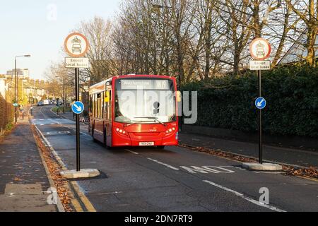 Bus-only strada a Londra Inghilterra Regno Unito Regno Unito Foto Stock