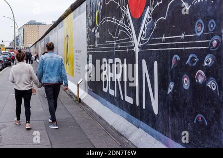 East Side Gallery, sezione del Muro di Berlino sulla Muhlenstrasse a Berlino, Germania Foto Stock