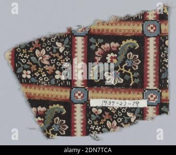 Frammento, mezzo: Lana tecnica: Stampata, frammento con griglia quadrata riempita di fiori multicolore su fondo nero. La griglia è formata da bande di colore rosso-bruno decorate con strisce a dente di sega in bianco e giallo., Inghilterra o USA, ca. 1850, tessuti stampati, tinti e verniciati, frammenti Foto Stock