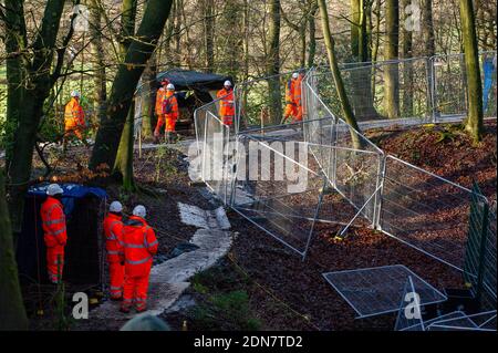 Aylesbury vale, Buckinghamshire, Regno Unito. 17 dicembre 2020. Gli HS2 stavano mettendo in atto ancora più alta recinzione di sicurezza oggi intorno a parte degli anicent boschi di Jones Hill Wood per tenere fuori i manifestanti anti anti HS2 che stanno vivendo nell'altra parte dei boschi cercando di fermare la distruzione HS2. I solicitors di giorno di Leigh hanno scritto una seconda lettera alla HS2 Ltd in ottobre per chiedere un arresto per i lavori a Jones Hill Wood poiché la scoperta dei pipistrelli di Barbastelle alla posizione, tuttavia, i contraenti di HS2 rimangono attivi al luogo. Il controverso e troppo economico collegamento ferroviario ad alta velocità da Londra a Birmingham mette HS Foto Stock