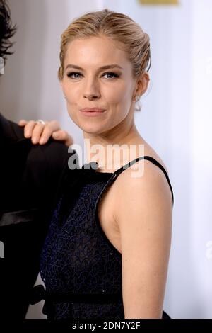 Sienna Miller si pone nella sala stampa durante la 87esima edizione dei premi annuali dell'Accademia al Loews Hollywood Hotel il 22 febbraio 2015 a Los Angeles, California, USA. Foto di Lionel Hahn/ABACAPRESS.COM Foto Stock