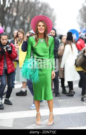 Street Style, Anna dello Russo in arrivo a Emporio Armani Autunno-Inverno 2015-2016 - spettacolo di ready-to-wear tenuto in Via Bergognone a Milano il 27 febbraio 2015. Indossa abiti Schiaparelli, borsa Paula Cademartori. Foto di Marie-Paola Bertrand-Hillion/ABACAPRESS.COM Foto Stock