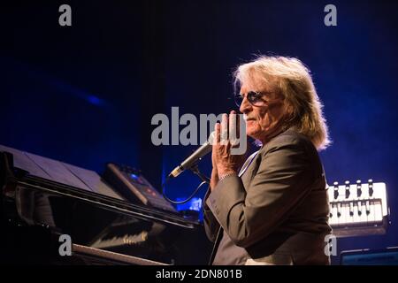 Il cantante Christophe si esibisce dal vivo durante il Festival Voix de Fete presso la Victoria Hall di Ginevra, Svizzera, il 9 marzo 2015. Foto di Loona/ABACAPRESS.COM Foto Stock