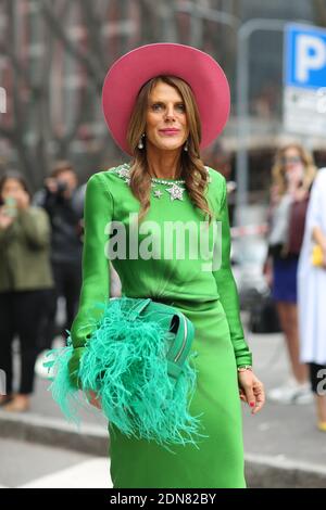 Street Style, Anna dello Russo in arrivo a Emporio Armani Autunno-Inverno 2015-2016 - spettacolo di ready-to-wear tenuto in Via Bergognone a Milano il 27 febbraio 2015. Indossa abiti Schiaparelli, borsa Paula Cademartori. Foto di Marie-Paola Bertrand-Hillion/ABACAPRESS.COM Foto Stock