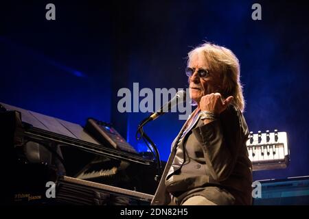 Il cantante Christophe si esibisce dal vivo durante il Festival Voix de Fete presso la Victoria Hall di Ginevra, Svizzera, il 9 marzo 2015. Foto di Loona/ABACAPRESS.COM Foto Stock