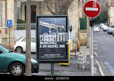 Un poster della campagna comunale mostra una pistola automatica 7.65, con il distintivo della Repubblica francese sulla sua impugnatura. Dal 1° febbraio, la polizia municipale di Beziers è dotata di armi letali, in questo caso automatica 7.65 pistole, e nove ufficiali di polizia armati già pattugliano le strade, per lo più di notte, della città il cui sindaco Robert Menard, sostenuto dal partito di estrema destra fronte Nazionale, è stato eletto lo scorso anno. Gli slogan della campagna hanno letto: 'D'ora in poi, la polizia Municipale ha un nuovo amico', e 'Armed 24 ore al giorno, 7 giorni alla settimana'. Menard non è estraneo alla controversia dopo che ha vietato i pasti halal dentro Foto Stock