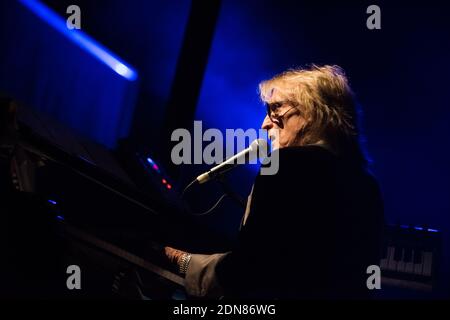 Il cantante Christophe si esibisce dal vivo durante il Festival Voix de Fete presso la Victoria Hall di Ginevra, Svizzera, il 9 marzo 2015. Foto di Loona/ABACAPRESS.COM Foto Stock