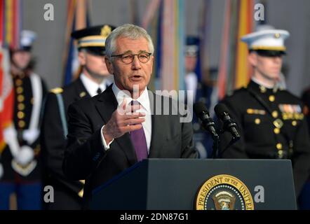 Il Segretario uscente della Difesa Chuck Hagel fa osservazioni durante un tributo di congedo delle forze armate, 28 gennaio 2015 alla base congiunta Myer-Henderson Hall, Virginia. Il Vice Segretario Ashton carter, che ha prestato servizio sotto Leon Panetta e Hagel, dovrebbe essere facilmente approvato dal Senato per succedere a Hagel. IPhoto di Mike Theiler/Pool/ABACAPRESS.COM Foto Stock