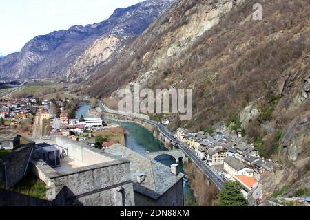 Panorama del villaggio di Bard e vigneti tipici, Valle d'Aosta, alpi italiane Foto Stock