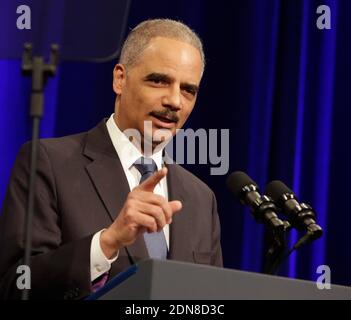 Eric Holder, avvocato generale uscente degli Stati Uniti, parla alla sua cerimonia di inaugurazione del ritratto presso il Dipartimento di Giustizia di Washington, DC, USA, 27 febbraio 2015. Foto di Chris Kleponis/piscina/ABACAPRESS.COM Foto Stock