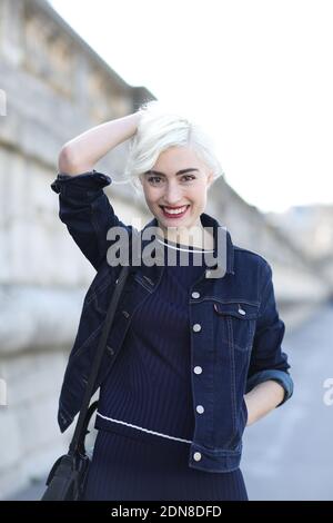 Stile Street, ElsaMuse in arrivo a Carven Autunno-Inverno 2015-2016 spettacolo pronto all'uso tenuto al Jardin des Tuileries a Parigi, Francia, il 5 marzo 2015. Foto di Marie-Paola Bertrand-Hillion/ABACAPRESS.COM Foto Stock