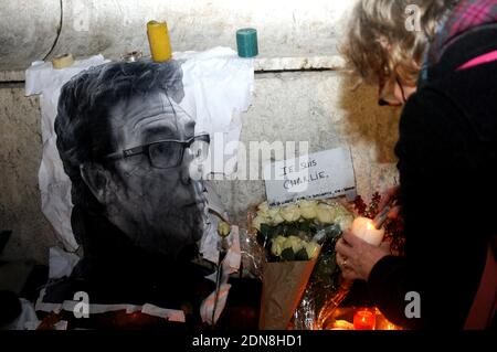 La gente accende le candele durante un incontro sulla Place de Republique (piazza della Repubblica) a Parigi l'8 gennaio 2015, Il secondo giorno di un tributo alle dodici persone uccise il giorno prima in un attacco di due pistoleri armati contro gli uffici del giornale satirico francese Charlie Hebdo. Un'enorme caccia all'uomo per due fratelli sospettati di massacrare 12 persone in un attacco islamista a un settimanale satirico francese zeroed in una città settentrionale dopo la scoperta di una delle auto di fuga. Mentre migliaia di polizia hanno stretto la rete, il paese ha segnato una rara giornata nazionale di lutto per il bagno di sangue di mercoledì Foto Stock