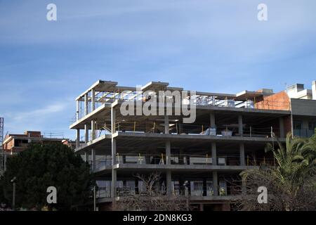 Fotografia di un edificio in costruzione al centro di una città moderna Foto Stock