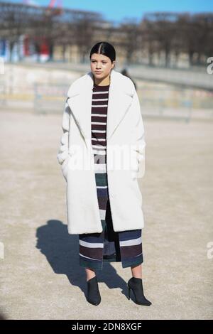 Street Style, in arrivo a Carven Autunno-Inverno 2015-2016 spettacolo di ready-to-wear tenuto al Jardin des Tuileries a Parigi, Francia, il 5 marzo 2015. Foto di Marie-Paola Bertrand-Hillion/ABACAPRESS.COM Foto Stock