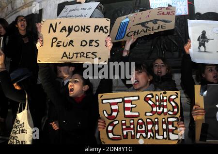 La gente accende le candele durante un incontro sulla Place de Republique (piazza della Repubblica) a Parigi l'8 gennaio 2015, Il secondo giorno di un tributo alle dodici persone uccise il giorno prima in un attacco di due pistoleri armati contro gli uffici del giornale satirico francese Charlie Hebdo. Un'enorme caccia all'uomo per due fratelli sospettati di massacrare 12 persone in un attacco islamista a un settimanale satirico francese zeroed in una città settentrionale dopo la scoperta di una delle auto di fuga. Mentre migliaia di polizia hanno stretto la rete, il paese ha segnato una rara giornata nazionale di lutto per il bagno di sangue di mercoledì Foto Stock