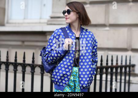 Street Style, Ella Catliff (blogger di moda) in arrivo alla settimana della moda di Londra Ready-to-Wear Autumn-Winter 2015-2016 tenutasi alla Somerset House, Londra, Inghilterra il 21 febbraio 2015. Indossa una giacca e una gonna Markus Lupfer, una borsa Mulberry. Foto di Marie-Paola Bertrand-Hillion/ABACAPRESS.COM Foto Stock