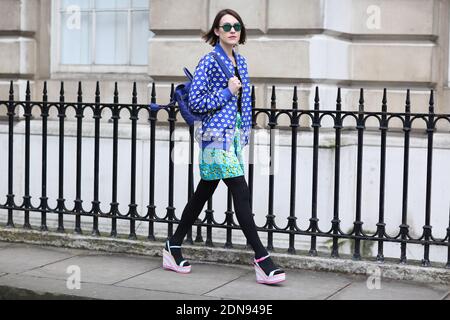 Street Style, Ella Catliff (blogger di moda) in arrivo alla settimana della moda di Londra Ready-to-Wear Autumn-Winter 2015-2016 tenutasi alla Somerset House, Londra, Inghilterra il 21 febbraio 2015. Indossa giacca e gonna Markus Lupfer, borsa Mulberry, scarpe Sophia Webster. Foto di Marie-Paola Bertrand-Hillion/ABACAPRESS.COM Foto Stock